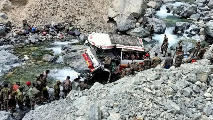লাদাখের শ্যাওক নদীতে উলটে পড়ল সেনাবাহিনীর গাড়ি, নিহত ৭ জওয়ান