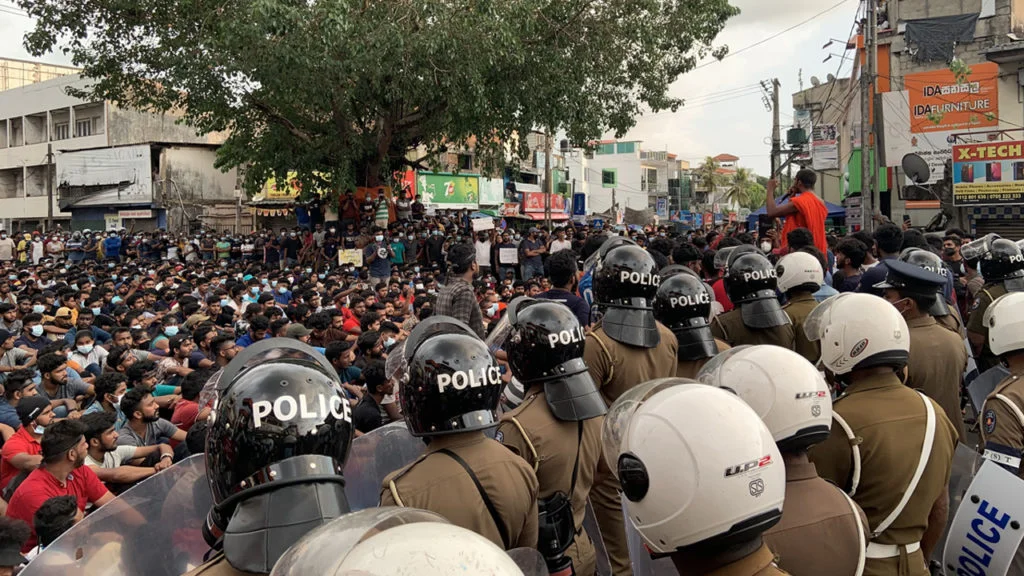 সরকারবিরোধী বিক্ষোভে অগ্নিগর্ভ শ্রীলঙ্কা,  নিহত কমপক্ষে ৫, আহত দেড়শো'র বেশি, বাড়ল কারফিউয়ের সময়সীমা