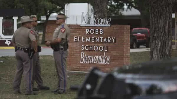 টেক্সাসের স্কুলে বন্দুকবাজের হামলা ১৮ শিশু সহ নিহত কমপক্ষে ২১, আহত অনেকে