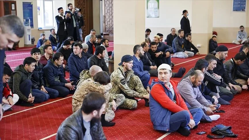 যুদ্ধের মধ্যেই ঈদ জামাতে ইউক্রেনের মুসলিমরা