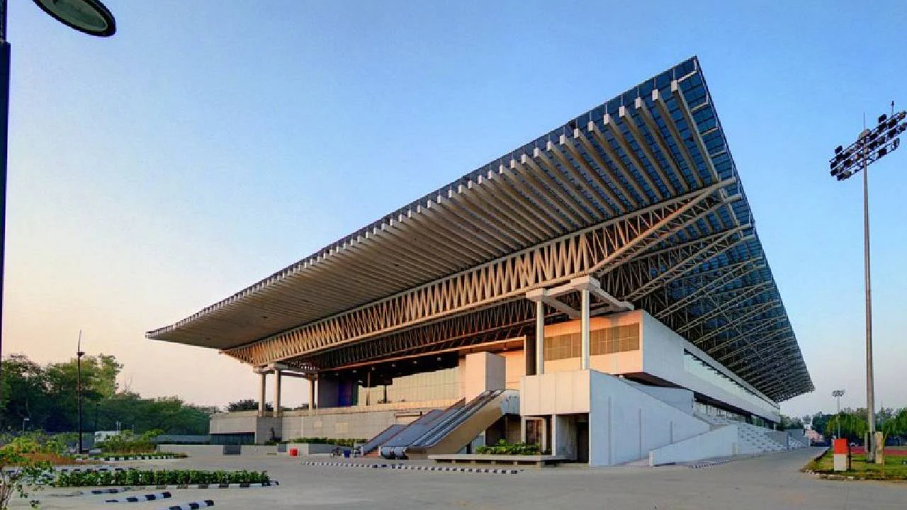 আইএএস অফিসারের কুকুর হাঁটবে, তাই স্টেডিয়ামে বন্ধ খেলাধুলো