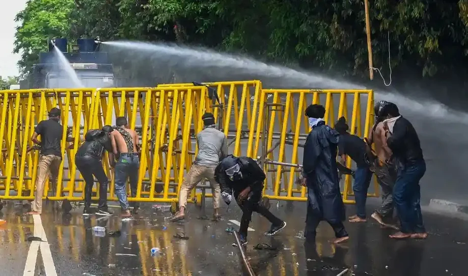 দেখা মাত্রই গুলির নির্দেশ শ্রীলঙ্কায়! মাহিন্দা রাজাপক্ষের পরে এবার  প্রেসিডেন্ট গোতাবায়ার পদত্যাগের দাবি