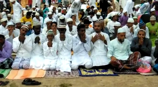 ভেদাভেদ ভুলে মগরাহাট - উস্তিতে খুশির ঈদ