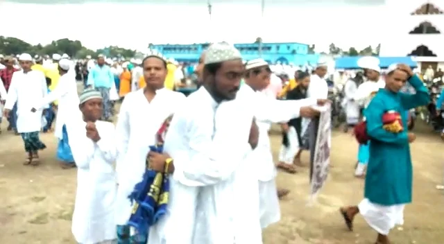 ভেদাভেদ ভুলে মগরাহাট - উস্তিতে খুশির ঈদ