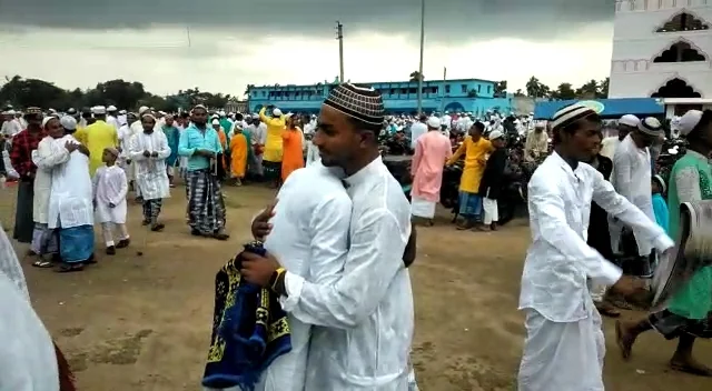 ভেদাভেদ ভুলে মগরাহাট - উস্তিতে খুশির ঈদ