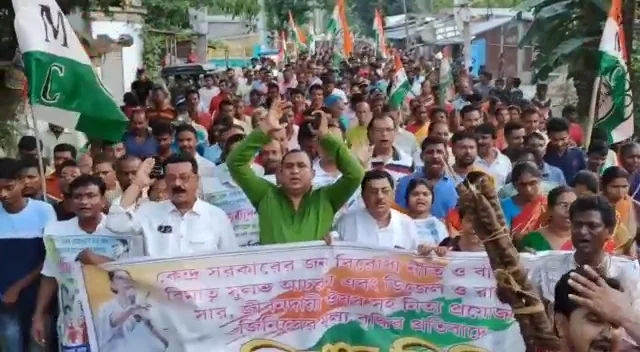 পেট্রোল-ডিজেল-রান্নার গ্যাসের অস্বাভাবিক মূল্যবৃদ্ধির প্রতিবাদে বাগদায় বিক্ষোভ মিছিল