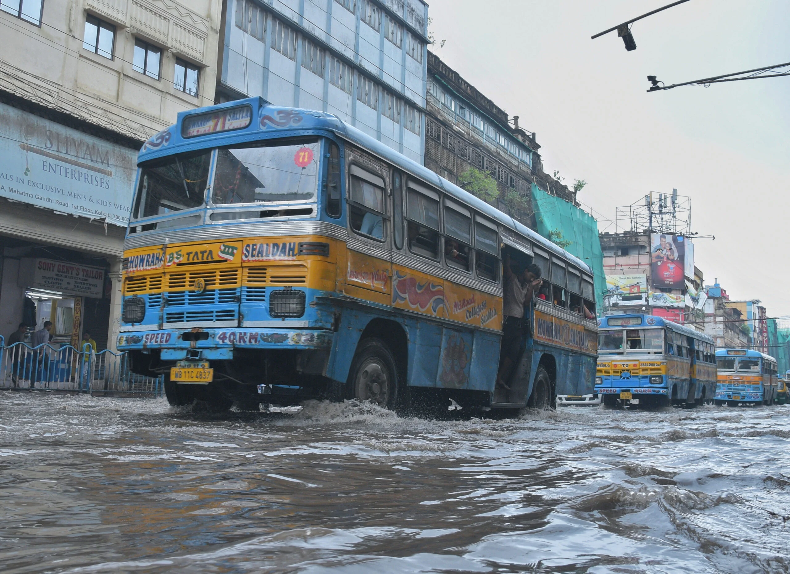 প্রবল বৃষ্টিতে জলে ভাসল কলকাতা, নাজেহাল নিত্যযাত্রীরা