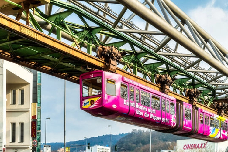ট্রেনে চড়ে বেড়াতে যেতে ভালোবাসেন, আপনার জন্য রইল ঝুলন্ত রেলের সুলুকসন্ধান