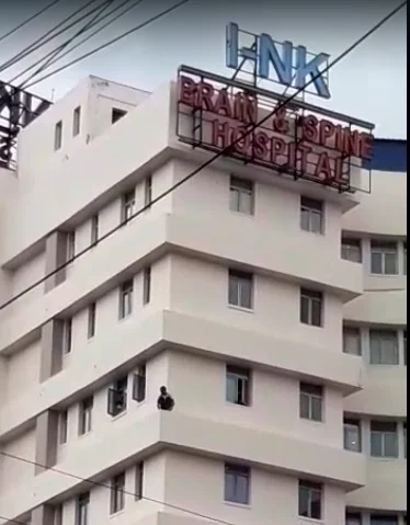 ইন্সস্টিটিউট অফ  নিউরো সায়েন্সের কার্নিশে বসে রোগী, তীব্র উত্তেজনা, ঘটনাস্থলে দমকল