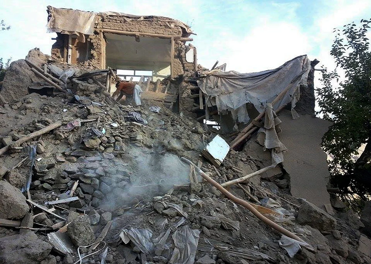 একটা গর্জন হল, ভেঙে পড়ল ঘরের ছাদ...