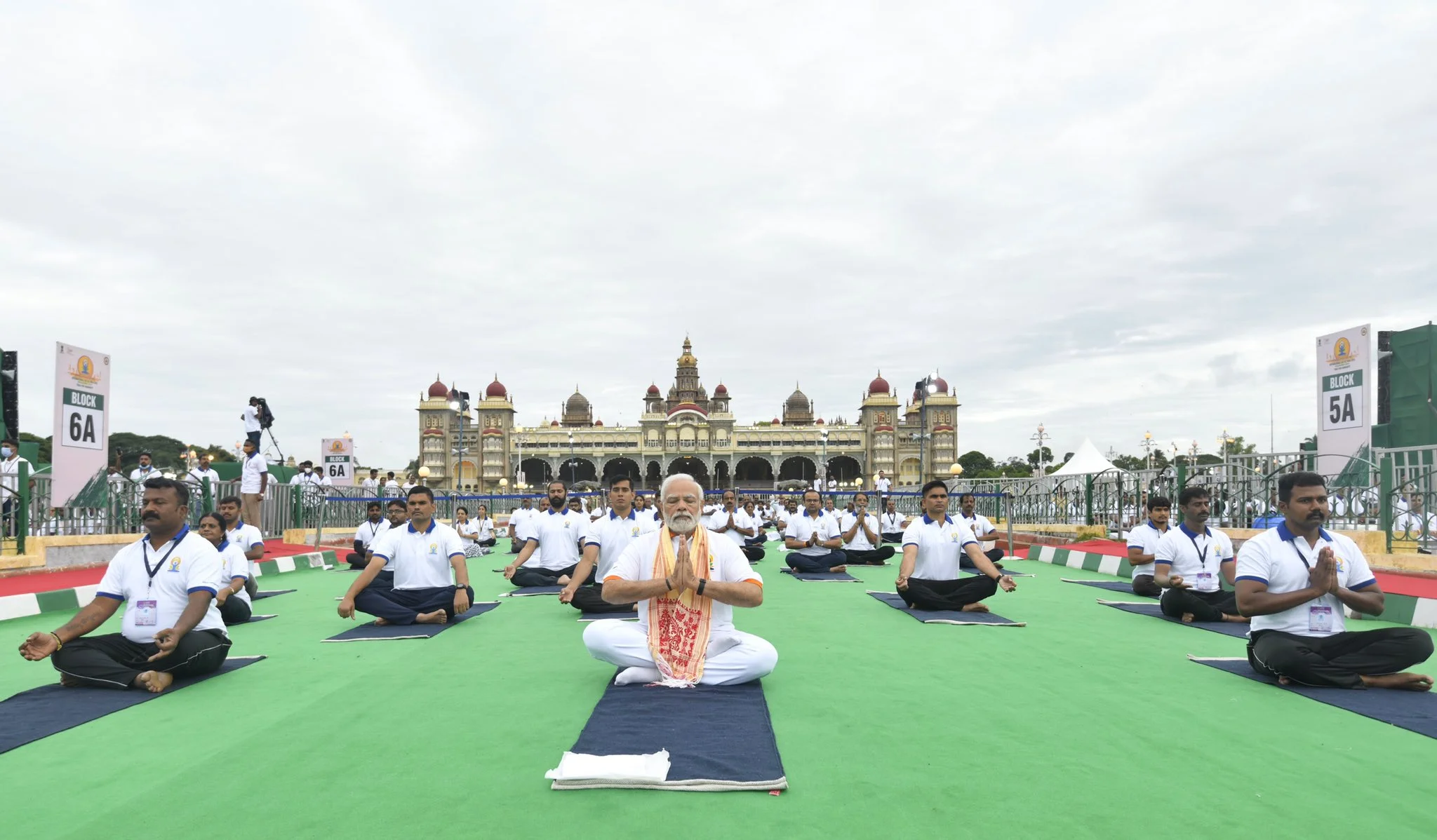 YogaForHumanity, আন্তর্জাতিক যোগ দিবসে বার্তা দিলেন মোদি দেখুন ভিডিও