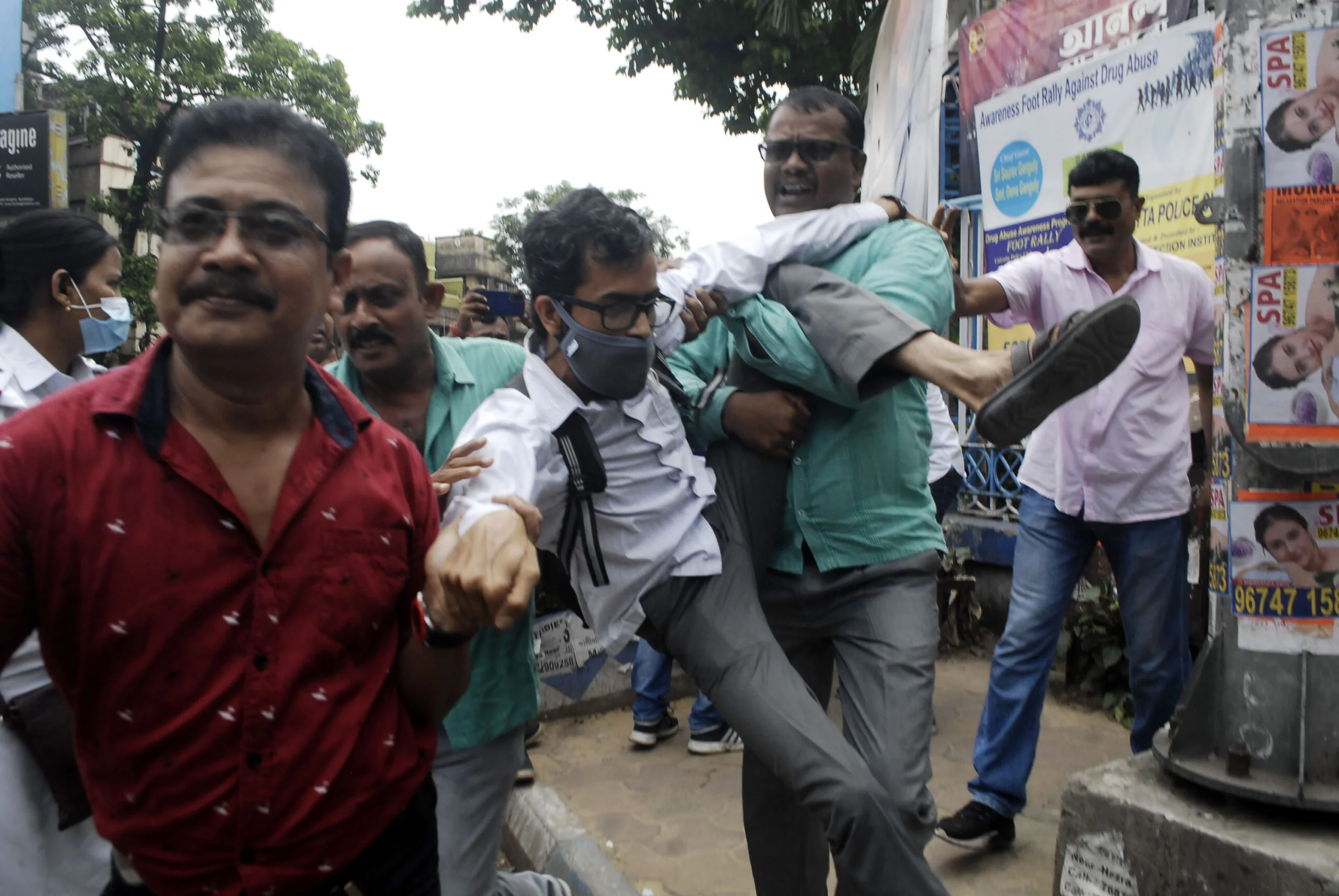 টেট উত্তীর্ণদের বিক্ষোভ হাজরা মোড়ে, আটক শতাধিক