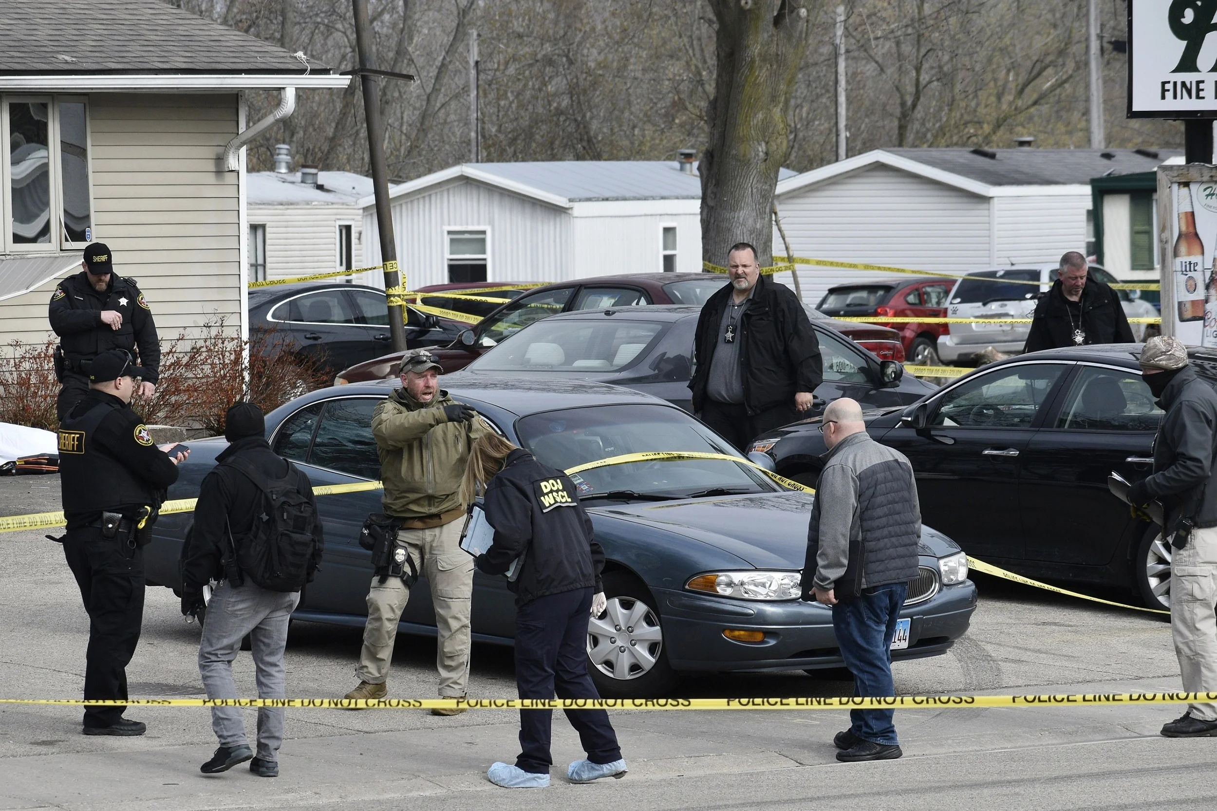 রক্তাক্ত আমেরিকা: ৩ মার্কিন শহরে বন্দুক হামলায় নিহত অন্তত ৯