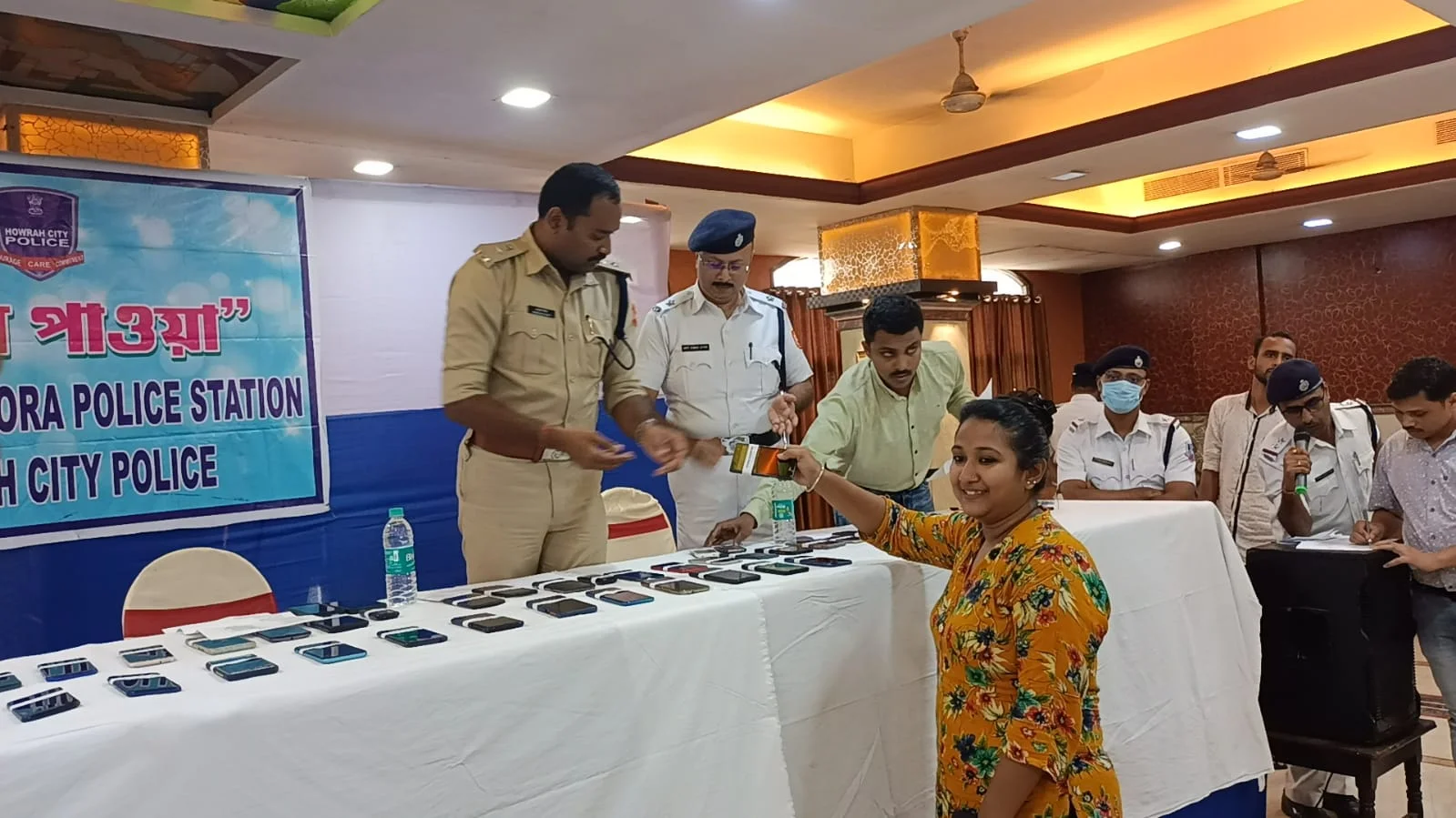 ফিরে পাওয়া' প্রকল্পে শতাধিক মোবাইল ফোন উদ্ধার করে প্রকৃত মালিকদের হাতে তুলে দিল মালিপাঁচঘড়া থানার পুলিশ