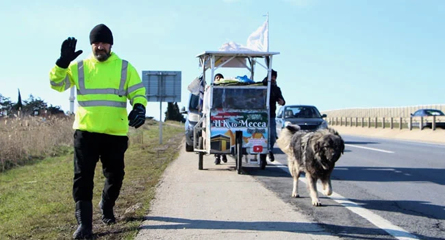 পায়ে হেঁটে ব্রিটেন থেকে মক্কায় আদম