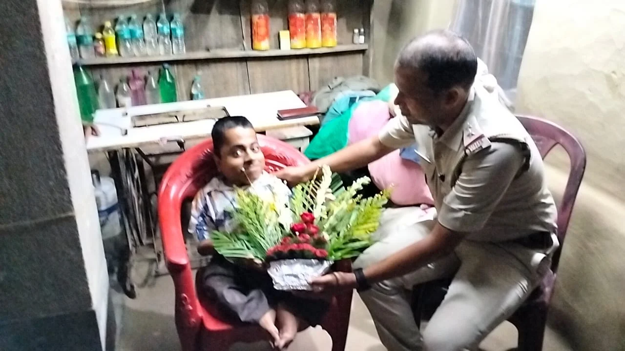 অর্থনৈতিক সংকট ও শারীরিক অক্ষমতা কে  হেলায় হারিয়ে উচ্চ মাধ্যমিকে প্রথম বিভাগে  উত্তীর্ণ বাপি ফকির