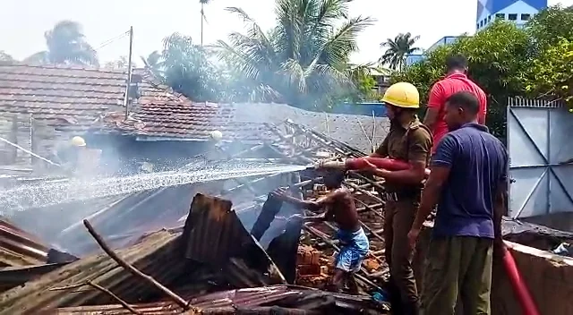 ডায়মন্ড হারবারের রবীন্দ্র নগরে বিধ্বংসী আগুন