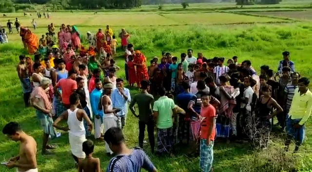 সাতসকালে রেললাইনের পাশে মহিলার গলা কাটা রক্তাক্ত দেহ, চাঞ্চল্য এলাকায়