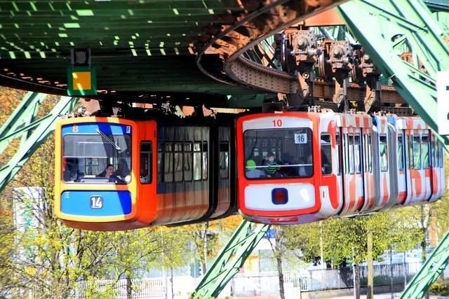 ট্রেনে চড়ে বেড়াতে যেতে ভালোবাসেন, আপনার জন্য রইল ঝুলন্ত রেলের সুলুকসন্ধান