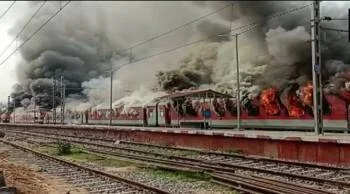 কেন্দ্রের অগ্নিপথ প্রকল্পের বিরুদ্ধে বিক্ষোভে আঁচে জ্বলছে গোটা দেশ, আগুন ধরিয়ে দেওয়া হল একাধিক ট্রেনে