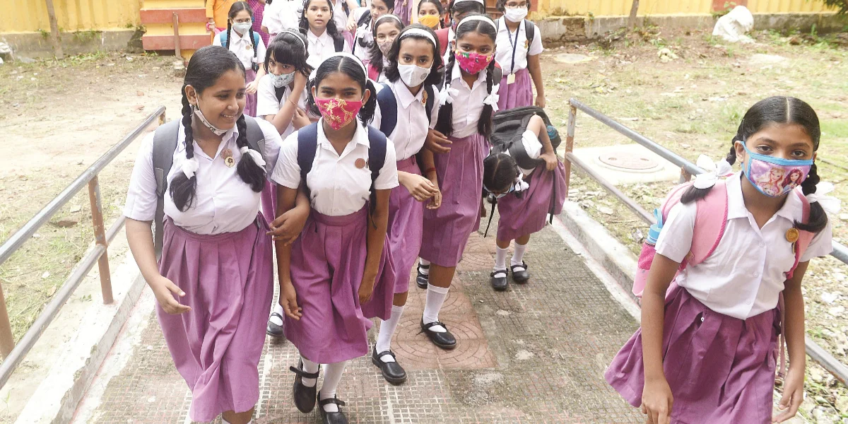 খুলে গেল স্কুল, প্রায় দুমাস পর ক্লাসরুমে ফিরে উচ্ছ্বসিত মাদ্রাসার পড়ুয়ারা