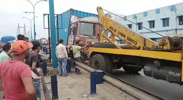দ্বিতীয় হুগলী সেতুতে আবারও দুর্ঘটনা, খুলে গেল লরির চাকা, ব্যপক যানজট