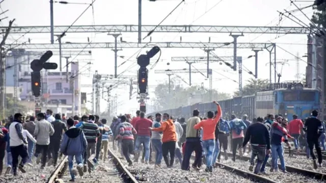 নদিয়া: বেথুয়াডহরিতে প্রতিবাদ- বিক্ষোভ , স্টেশনে ঢুকে ট্রেন ভাঙচুর