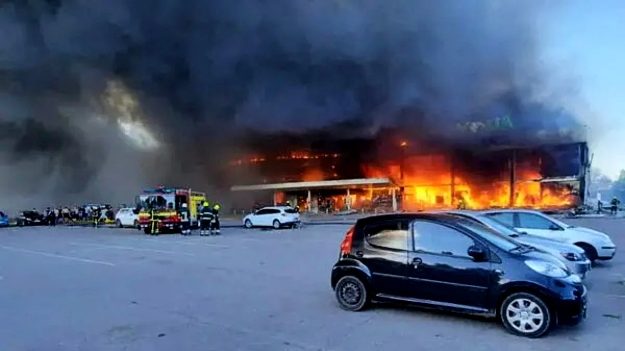 ইউক্রেনের শপিংমলে হামলায় হতাহত বহু