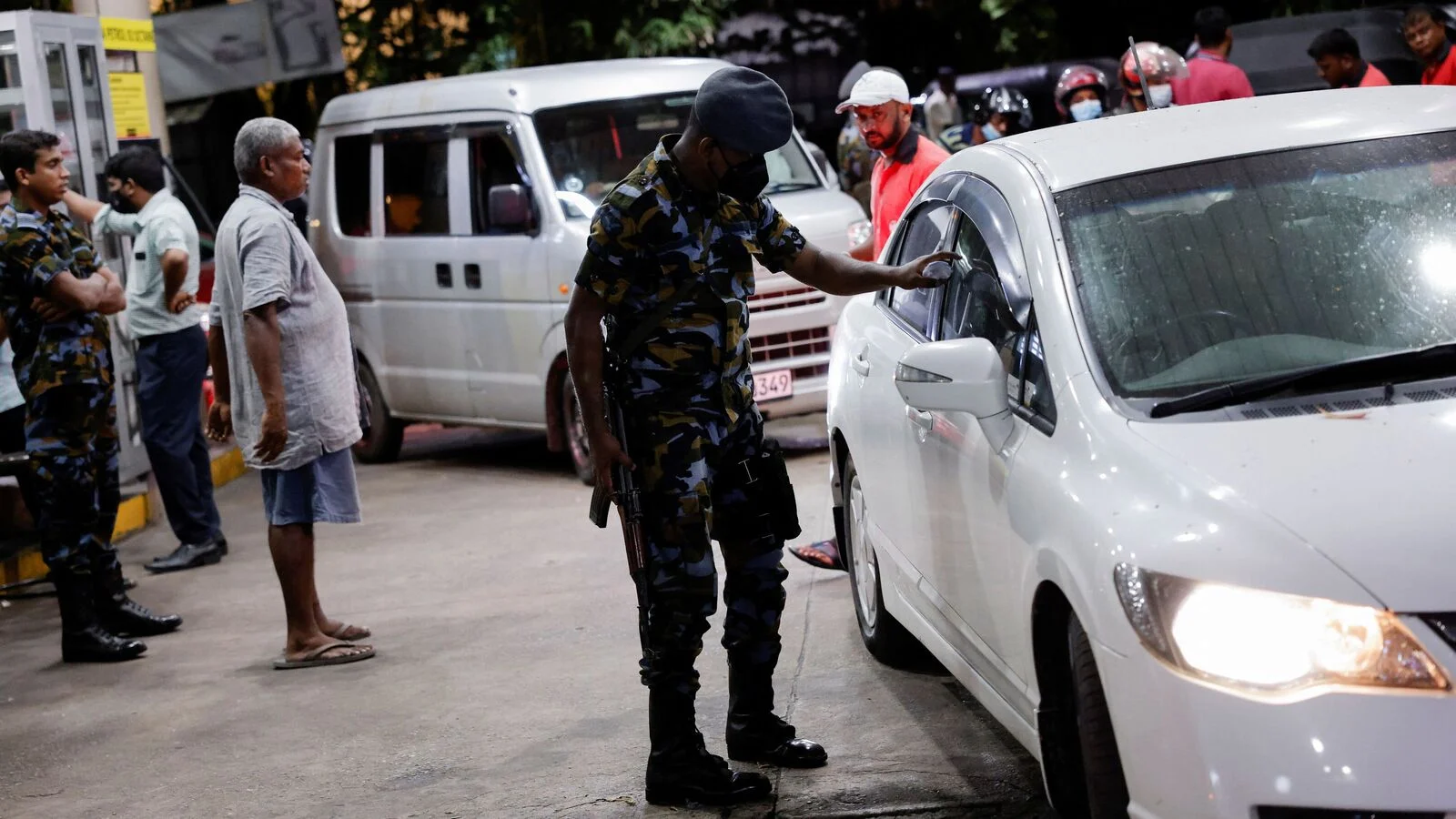 জ্বালানি তেল বিক্রি বন্ধ হল শ্রীলঙ্কায়