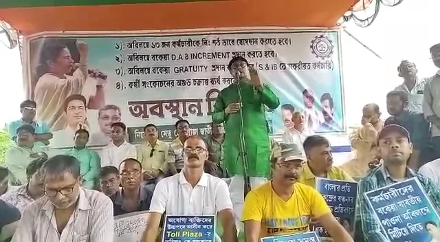 সমস্ত কর্মচারীদের নিলে তবেই টোলপ্লাজা চলবে সাসপেন্ড হওয়া কর্মীদের পাশে দাঁড়িয়ে মন্তব্য কল্যাণের