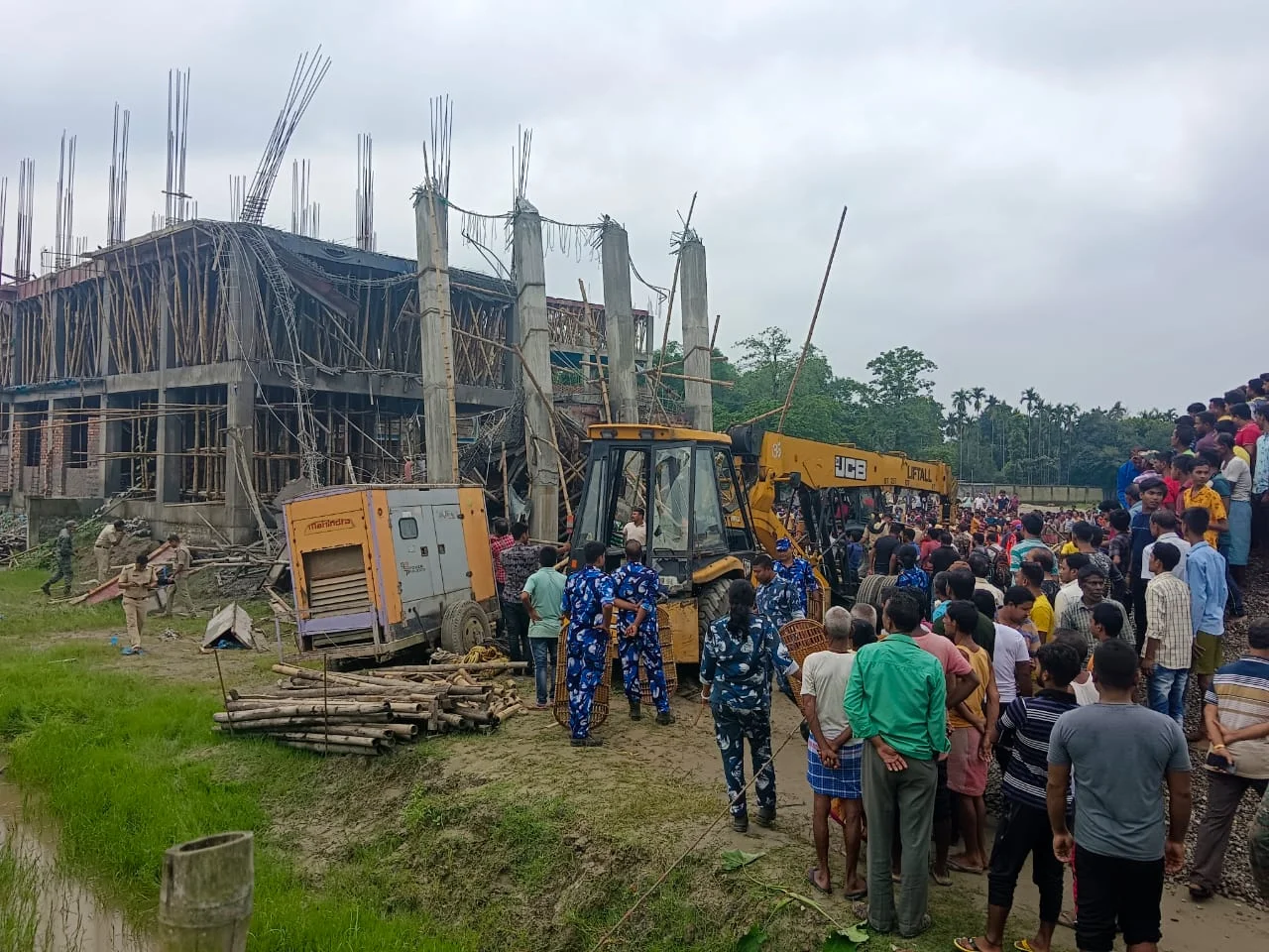 কোচবিহারের সোনারি কাকরিবাড়ি গ্রামে নির্মীয়মাণ বেসরকারি স্কুল বিল্ডিং ভেঙে মৃত শ্রমিক