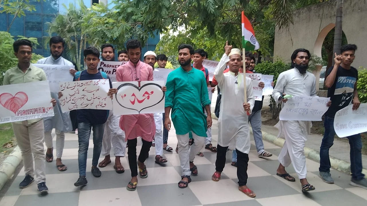 প্রতিবাদী ফাতিমার বাড়ি গুঁড়িয়ে দিল বুলডোজার, সরব আলিয়ার পড়ুয়ারা