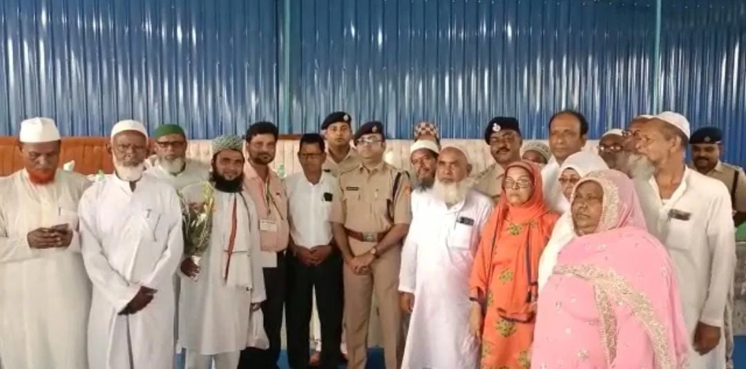 হজ যাত্রীদের সংবর্ধনা দিলো জেলা পুলিশ।