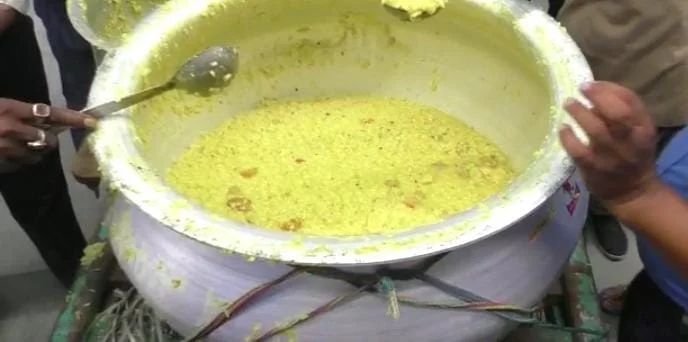 অগ্নিপথ ইস্যু: লাগাতার বিক্ষোভ, হাওড়াতে বাতিল দুরপাল্লার ট্রেন,যাত্রীদের খাওয়ার ব্যবস্থা করল জিআরপি