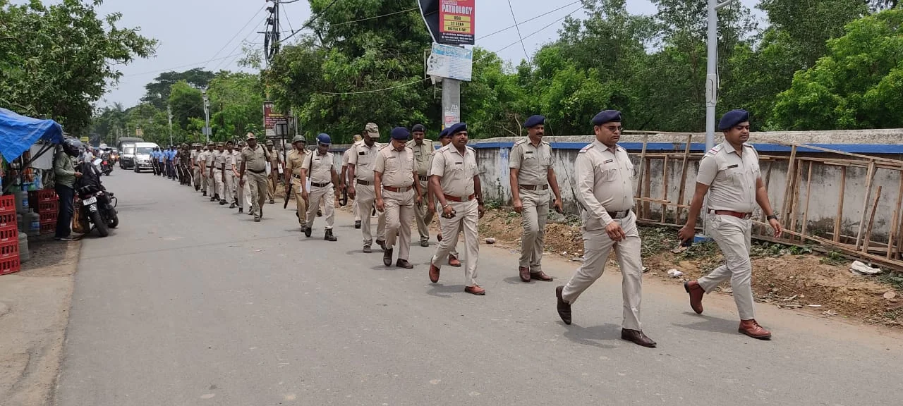 সাগরদিঘী এলাকায় রুটমার্চ করে শান্তি শৃঙ্খলা বজায় রাখার আহ্বান পুলিশের