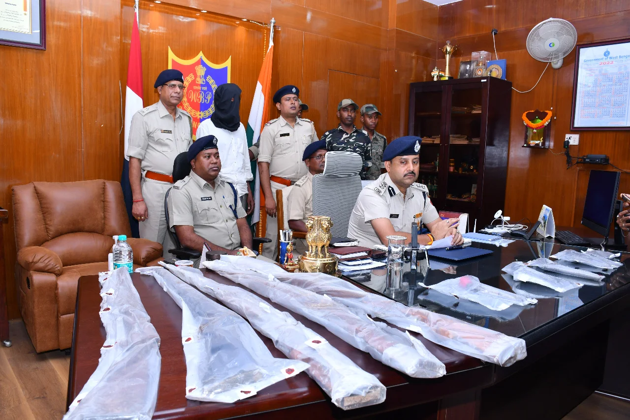 বিপুল পরিমাণ অস্ত্র সহ দুষ্কৃতী গ্রেফতার বীরভূমে