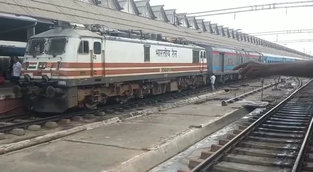 অগ্নিপথ ইস্যুঃ শনিবারেও হাওড়া থেকে বাতিল কুম্ভ, শতাব্দী সহ এক গুচ্ছ ট্রেন