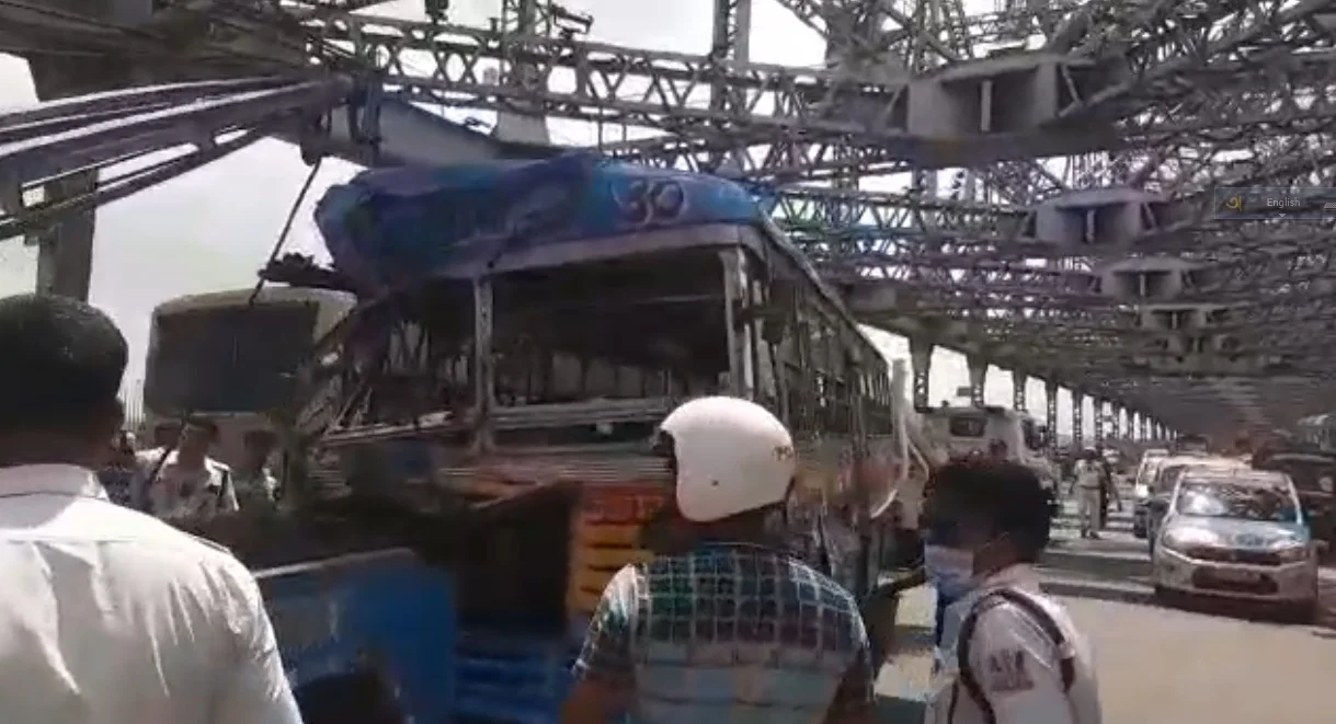হাওড়া ব্রিজের উপর দুই বাসের মুখোমুখি সংঘর্ষ, আহত কমপক্ষে ১০ যাত্রী