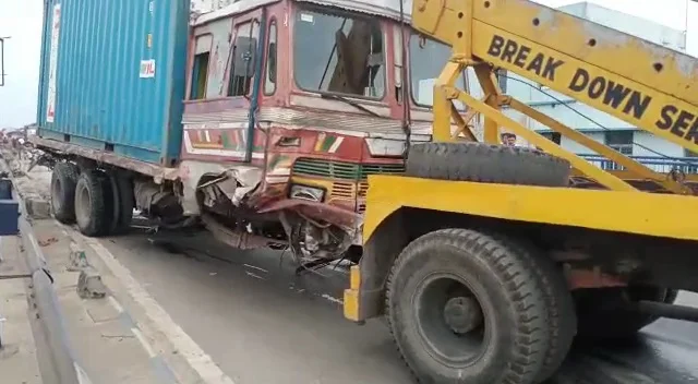 দ্বিতীয় হুগলী সেতুতে আবারও দুর্ঘটনা, খুলে গেল লরির চাকা, ব্যপক যানজট