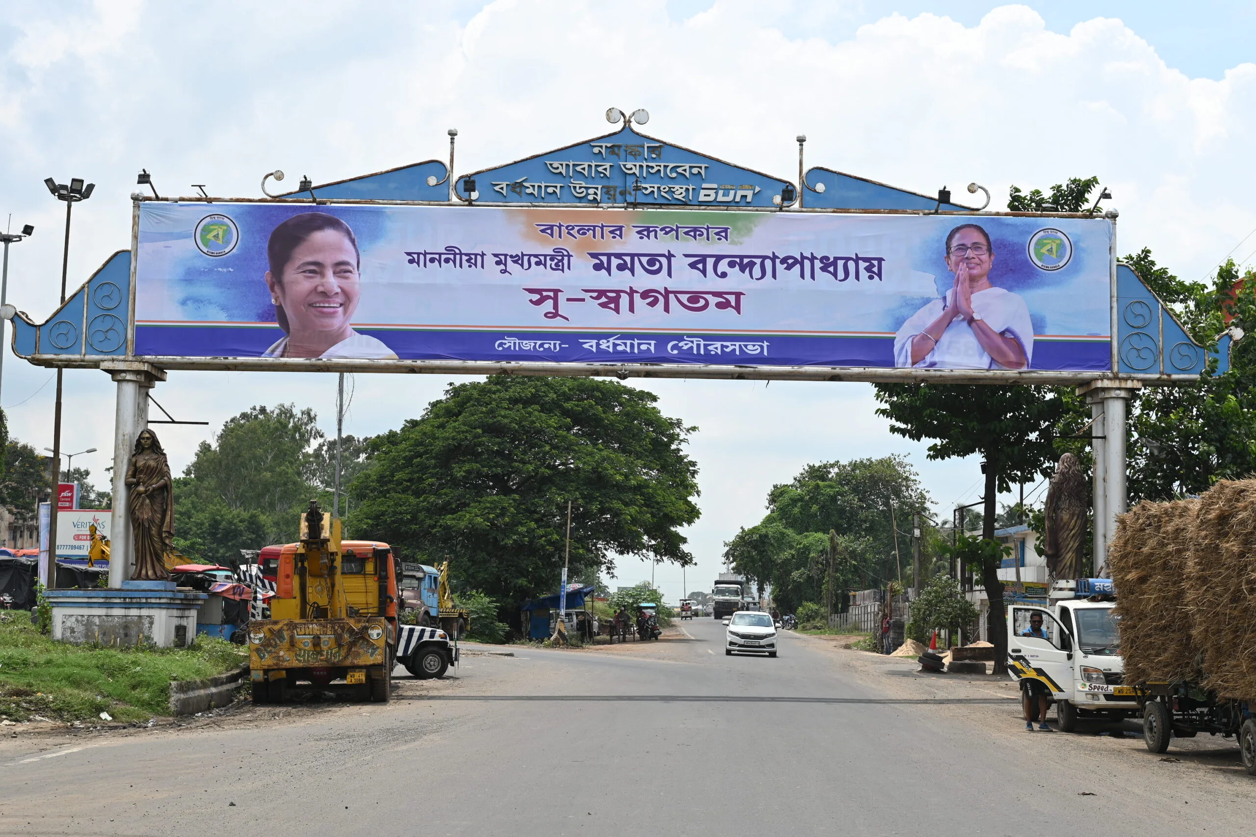 শস্যগোলায়  মুখ্যমন্ত্রী,  নেত্রীর কাট আউটে সেজেছে শহর বর্ধমান