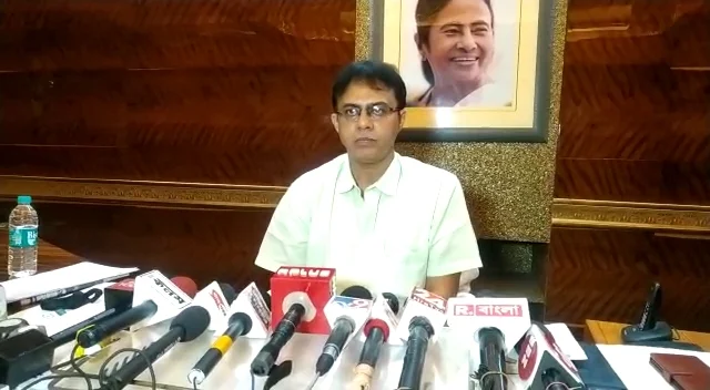 ডেঙ্গু সতর্কতাঃ হাওড়া পুরসভাকে মডেল করে শুরু পাইলট প্রজেক্ট পালস মোড গারবেজ ক্লিনিং