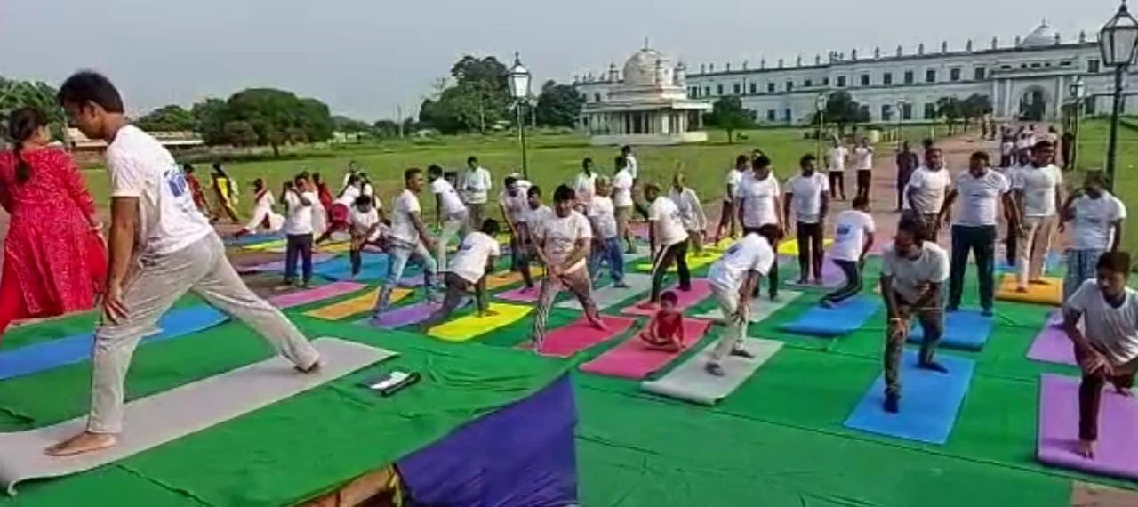 হাজারদুয়ারি প্রাসাদের সামনে আন্তর্জাতিক যোগ দিবস দিবস উদযাপন