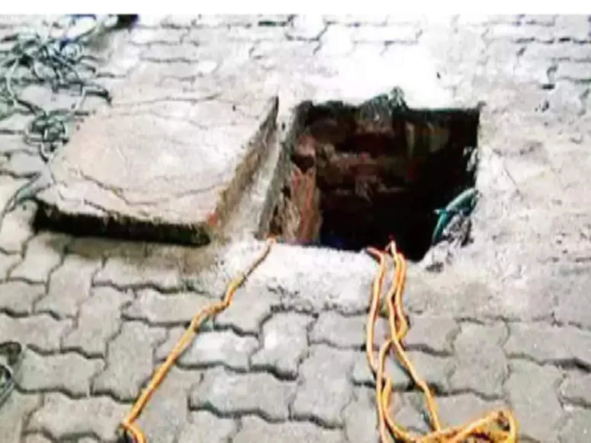 মর্মান্তিক! সেপটিক ট্যাঙ্ক থেকে ছেলেকে বাঁচাতে গিয়ে মৃত তিন