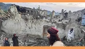 বাবা মাকে হারিয়ে ধ্বংসস্তূপের সামনে দাঁড়িয়ে এক শিশু, আফগানিস্তানে ভূমিকম্পে মর্মান্তিক চিত্র সোশ্যাল মিডিয়ায়