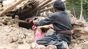 একটা গর্জন হল, ভেঙে পড়ল ঘরের ছাদ...