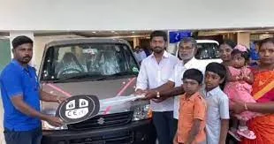৬ লাখ টাকার গাড়ি কিনে ১০ টাকার কয়েনের চাপমুক্ত তামিলনাডুর যুবক