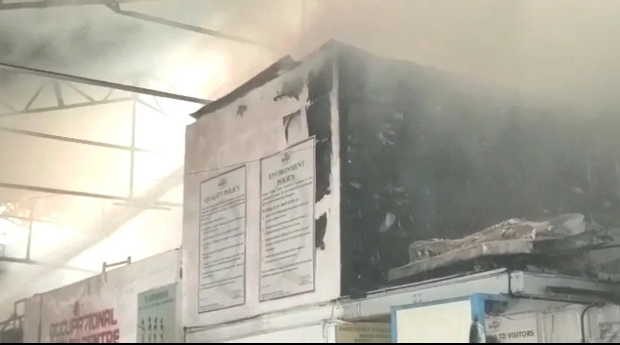 হাওড়ায় শালিমার বার্জার রং কোম্পানিতে ভয়াবহ অগ্নিকাণ্ড, অগ্নিদগ্ধ প্রায় ৩০ শ্রমিক