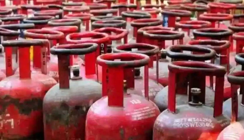 ‘গ্রামবাসী’ কারা? ৪৫ দিনে গ্যাস বুকিং শর্তে রাজ্যজুড়ে চরম ধন্দ