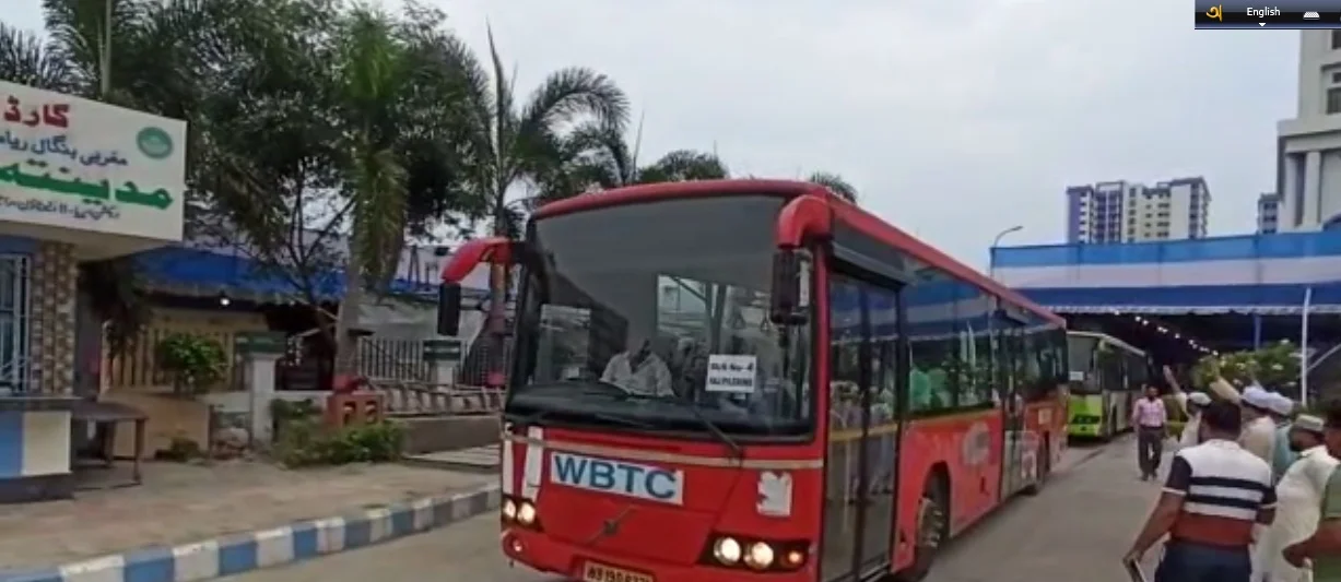 প্রথম উড়ান ৩ ঘণ্টা ৫০ মিনিট দেরিতে ছাড়ল, দু’ বছর পর লাব্বাইক ধ্বনিতে মুখরিত কলকাতা বিমানবন্দর