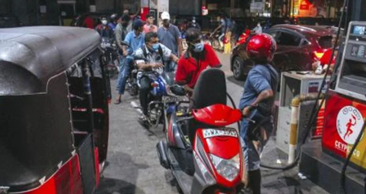 জ্বালানি সংকট­ শ্রীলঙ্কায় স্কুল-অফিস বন্ধ ঘোষণা